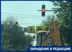 Цвет настроения желтый: на "адском перекрестке" в Дзержинском районе третий день мигают светофоры Цвет настроения желтый: на "адском перекрестке" в Дзержинском районе третий день мигают светофоры