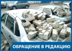 Стена рухнула на шесть автомобилей в Волгограде: водители в шоке, машины в хлам Стена рухнула на шесть автомобилей в Волгограде: водители в шоке, машины в хлам
