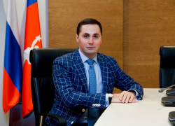 Лидер волгоградской ЛДПР потушил горящий торт Лидер волгоградской ЛДПР потушил горящий торт