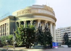 Тогда и сейчас: Дворец, который волгоградцы прозвали «унитазом» Тогда и сейчас: Дворец, который волгоградцы прозвали «унитазом»