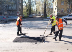 В Волгограде в разгаре ямочный ремонт дорог В Волгограде в разгаре ямочный ремонт дорог