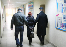 За ложный донос и оскорбление полицейских в Волгограде будут судить охранницу ЧОПа За ложный донос и оскорбление полицейских в Волгограде будут судить охранницу ЧОПа