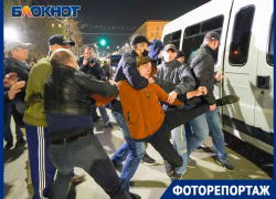 Яркие кадры трехчасовой несанкционированной акции сторонников Навального в Волгограде Яркие кадры трехчасовой несанкционированной акции сторонников Навального в Волгограде