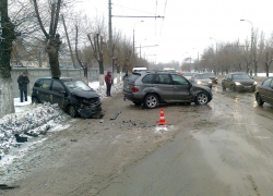 В Волгограде безработный на «БМВ Х5» врезался в «Хендай Гетц» В Волгограде безработный на «БМВ Х5» врезался в «Хендай Гетц»