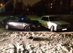 В тройном ДТП в Волжском пострадал 21-летний водитель «семерки» В тройном ДТП в Волжском пострадал 21-летний водитель «семерки»