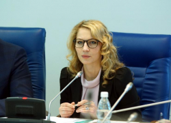 Самая красивая женщина волгоградской политики сегодня намерена от души покушать торта Самая красивая женщина волгоградской политики сегодня намерена от души покушать торта