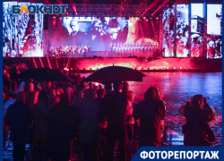 «Корпоратив на кладбище»: под ливнем в плащ-палатках страдали вип-гости на закрытом концерте на Мамаевом кургане «Корпоратив на кладбище»: под ливнем в плащ-палатках страдали вип-гости на закрытом концерте на Мамаевом кургане