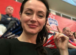 Красивая и незамужняя олимпийская чемпионка Елена Слесаренко сегодня съест огромный кусок торта Красивая и незамужняя олимпийская чемпионка Елена Слесаренко сегодня съест огромный кусок торта