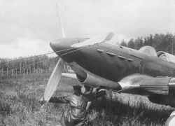 Календарь: 1 января 1942 год – советский летчик Юрий Лямин таранил над Сталинградом самолет врага Календарь: 1 января 1942 год – советский летчик Юрий Лямин таранил над Сталинградом самолет врага