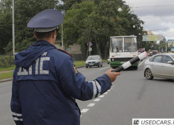 Под Волгоградом пьяный водитель, спасая права, ударил инспектора ГИБДД Под Волгоградом пьяный водитель, спасая права, ударил инспектора ГИБДД