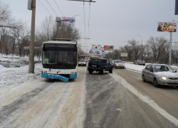 В Волгограде домохозяйка на «Ниве» протаранила троллейбус № 8 В Волгограде домохозяйка на «Ниве» протаранила троллейбус № 8