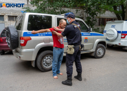 Больше часа кричал о помощи: полиция вывела мужчину из квартиры, откуда чудом не выпал другой волгоградец Больше часа кричал о помощи: полиция вывела мужчину из квартиры, откуда чудом не выпал другой волгоградец