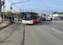 В Волгограде автобус №88 сбил женщину у остановки: ДТП попало на видео В Волгограде автобус №88 сбил женщину у остановки: ДТП попало на видео