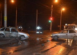 Фоторепортаж: авария на троллейбусном кольце в Волгограде Фоторепортаж: авария на троллейбусном кольце в Волгограде