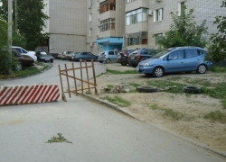На севере Волгограда жильцы многоэтажки самовольно перекрыли проезд к дому На севере Волгограда жильцы многоэтажки самовольно перекрыли проезд к дому