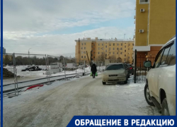 Строящийся храм Александра Невского лишил волгоградцев парковки Строящийся храм Александра Невского лишил волгоградцев парковки