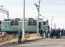 На Спартановке в Волгограде тепловоз снес «Оку», застрявшую на ж/д переезде На Спартановке в Волгограде тепловоз снес «Оку», застрявшую на ж/д переезде