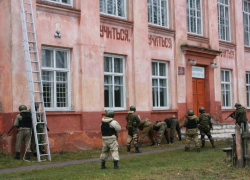 Спецподразделения силовиков провели антитеррористические учения Спецподразделения силовиков провели антитеррористические учения