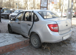 В Волгограде водитель чуть не сломал себе шею, врезавшись в пень В Волгограде водитель чуть не сломал себе шею, врезавшись в пень