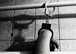 В Волгограде полицейский избил подозреваемого, выбивая показания В Волгограде полицейский избил подозреваемого, выбивая показания