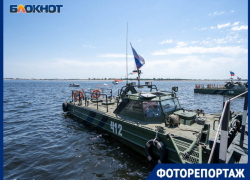 Танцы у пояса смертника: «Сплав Памяти» на набережной Волгограда в объективе фотографа Танцы у пояса смертника: «Сплав Памяти» на набережной Волгограда в объективе фотографа