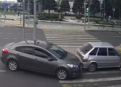 Водитель KIA врезался в «четырнадцатую» в Волгограде и спровоцировал ДТП с пешеходом: авария попала на видео Водитель KIA врезался в «четырнадцатую» в Волгограде и спровоцировал ДТП с пешеходом: авария попала на видео