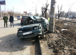 В Волгограде на проспекте Жукова «четырнадцатая» врезалась в столб В Волгограде на проспекте Жукова «четырнадцатая» врезалась в столб