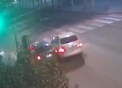 В Волгограде напротив обладминистрации разбились две иномарки - ВИДЕО В Волгограде напротив обладминистрации разбились две иномарки - ВИДЕО