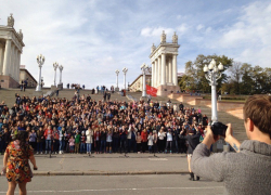 1000 человек на Центральной набережной Волгограда хором спели "Самый лучший день" 1000 человек на Центральной набережной Волгограда хором спели "Самый лучший день"