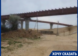 «Путин должен убирать мусор?»: окурки и битые бутылки скопились у забора стройки обхода Волгограда «Путин должен убирать мусор?»: окурки и битые бутылки скопились у забора стройки обхода Волгограда
