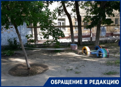 Детский сад в Волгограде ограждает вместо забора ржавая труба Детский сад в Волгограде ограждает вместо забора ржавая труба