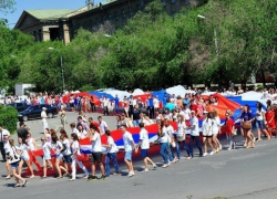 В Волгограде в День России развернут 85-метровый флаг В Волгограде в День России развернут 85-метровый флаг
