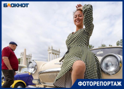 Пикантные красотки в чулках и красных платьях: по Волгограду проехали уникальные ретро-машины Пикантные красотки в чулках и красных платьях: по Волгограду проехали уникальные ретро-машины