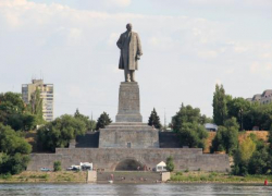 Календарь:20 апреля 1973 года в Волгограде на место свергнутого медного Сталина поставили бетонного Ленина Календарь:20 апреля 1973 года в Волгограде на место свергнутого медного Сталина поставили бетонного Ленина