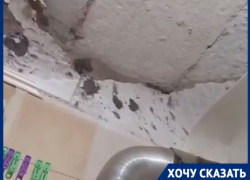 Глыба штукатурки рухнула с потолка в аварийном жилом доме в Волгограде Глыба штукатурки рухнула с потолка в аварийном жилом доме в Волгограде