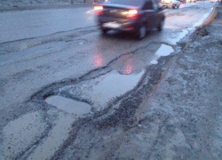 В Волгограде подрядчик заплатит водителю за разбитое Volvo на поврежденном асфальте В Волгограде подрядчик заплатит водителю за разбитое Volvo на поврежденном асфальте