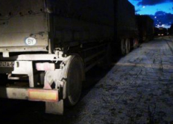 Ночью под Волгоградом мужчина погиб, зажатый двумя грузовиками Ночью под Волгоградом мужчина погиб, зажатый двумя грузовиками