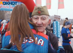 И ветераны, и молодежь: видеорепортаж с праздничного легкоатлетического пробега в Волгограде И ветераны, и молодежь: видеорепортаж с праздничного легкоатлетического пробега в Волгограде