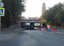 Рейсовый автобус застрял под мостом в центре Волгограда Рейсовый автобус застрял под мостом в центре Волгограда