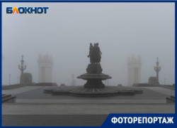 «Украл» Волгу, речной порт и прохожих: утренний туман в Волгограде в объективе фотографа «Украл» Волгу, речной порт и прохожих: утренний туман в Волгограде в объективе фотографа