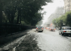 В центре Волгограда затопило проспект Ленина В центре Волгограда затопило проспект Ленина