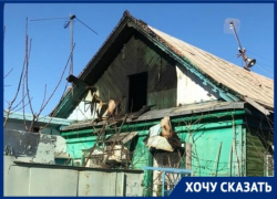 Из-за пожара в камышах Кировского района у волгоградки выгорела половина дома Из-за пожара в камышах Кировского района у волгоградки выгорела половина дома