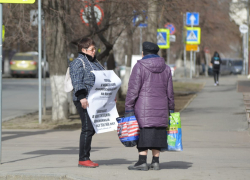 «Привязать доходы чиновников к прожиточному минимуму»: одиночный пикет у администрации Волгоградской области «Привязать доходы чиновников к прожиточному минимуму»: одиночный пикет у администрации Волгоградской области
