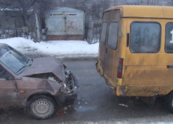 Пассажирка маршрутки 10А попала в больницу после аварии в Волгограде Пассажирка маршрутки 10А попала в больницу после аварии в Волгограде