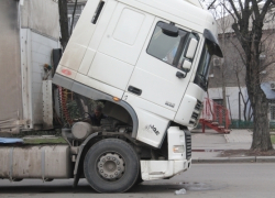 Дальнобойщик из Волгограда провел на трассе 2 суток без еды и воды Дальнобойщик из Волгограда провел на трассе 2 суток без еды и воды
