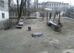 Волгоградец: ЖКХ Советского района превратил наш двор в «бомжатник» Волгоградец: ЖКХ Советского района превратил наш двор в «бомжатник»
