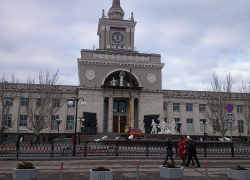 В Волгограде впервые за 60 лет снимают центральную часть вокзального памятника «Апофеоз труда» В Волгограде впервые за 60 лет снимают центральную часть вокзального памятника «Апофеоз труда»
