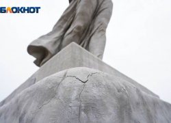 «Естественная реакция растворов»: в Волгограде чиновники объяснили пятна и трещины на «Родине-матери» «Естественная реакция растворов»: в Волгограде чиновники объяснили пятна и трещины на «Родине-матери»