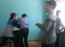 Школьники ради «лайков» сняли видео избиения 6-классника в Волгограде Школьники ради «лайков» сняли видео избиения 6-классника в Волгограде