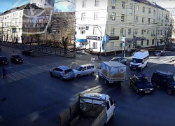 На видео попала летящая на "красный" волгоградка на Subaru, протаранившая в итоге Mercedes На видео попала летящая на "красный" волгоградка на Subaru, протаранившая в итоге Mercedes